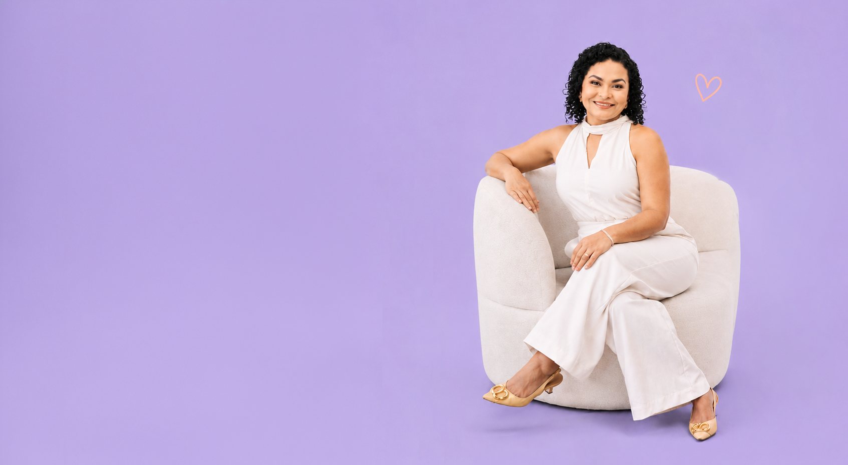 Dra. Sinara Meneses sorrindo, sentada em poltrona sobre fundo lilás