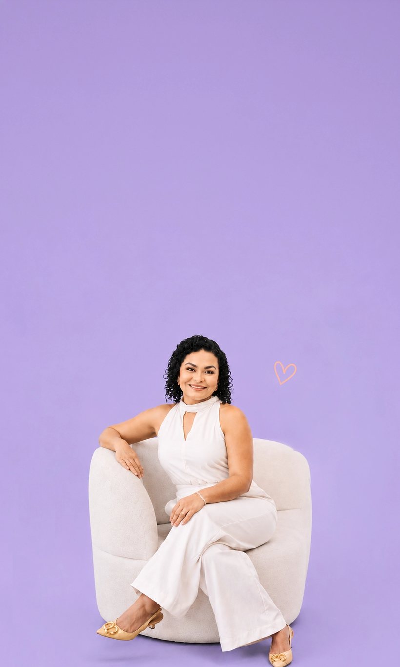 Dra. Sinara Meneses sorrindo, sentada em poltrona sobre fundo lilás