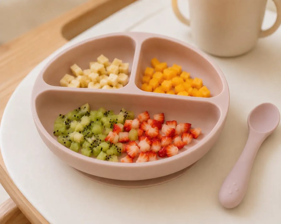 Prato com frutas picadas para bebê, referência à introdução alimentar