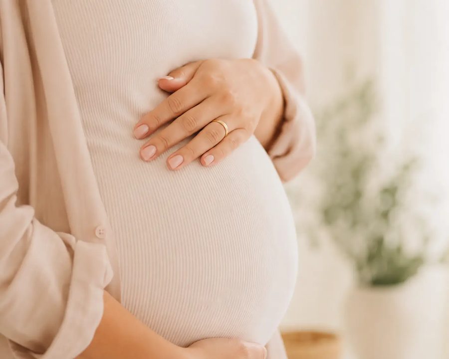 Barriga de gestante, referência à consulta pediátrica pré-natal