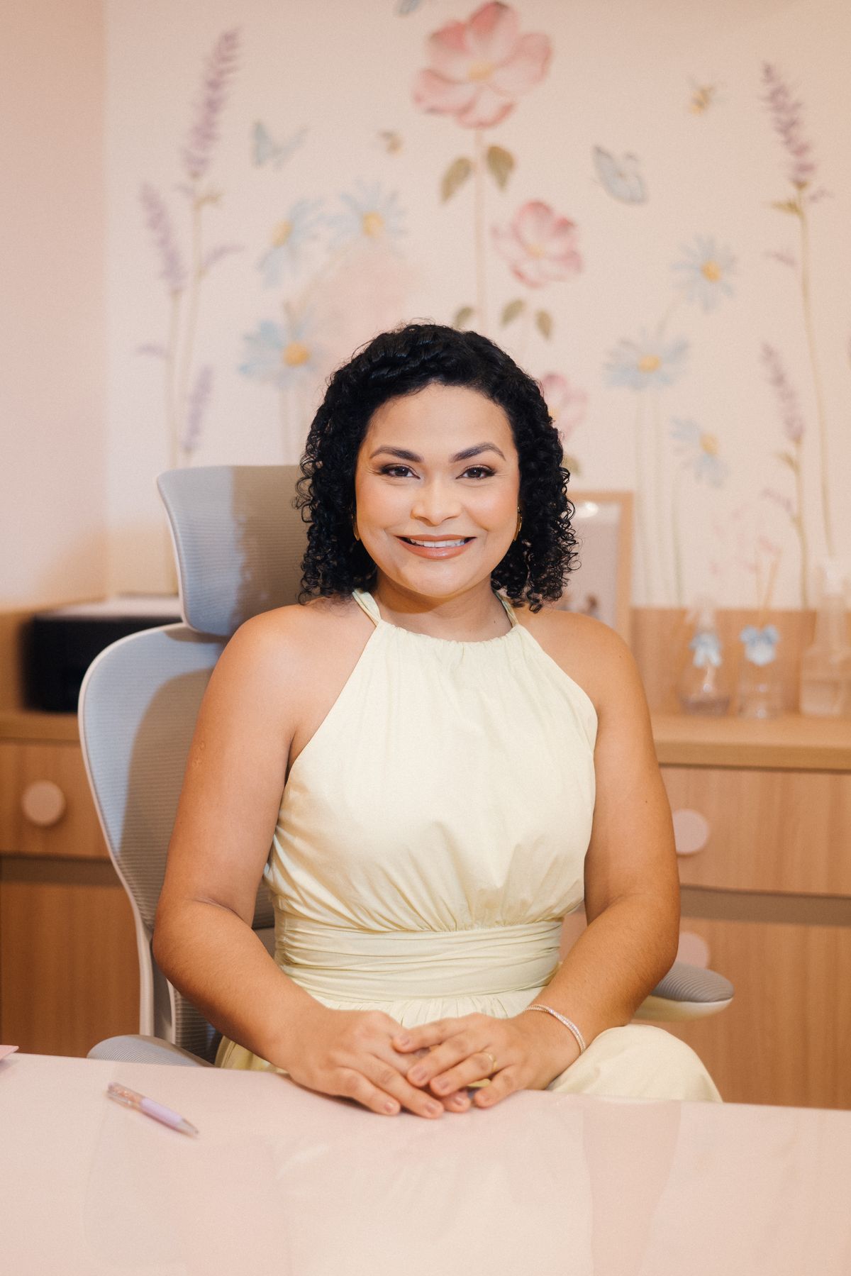 Dra. Sinara Meneses em seu consultório de pediatria